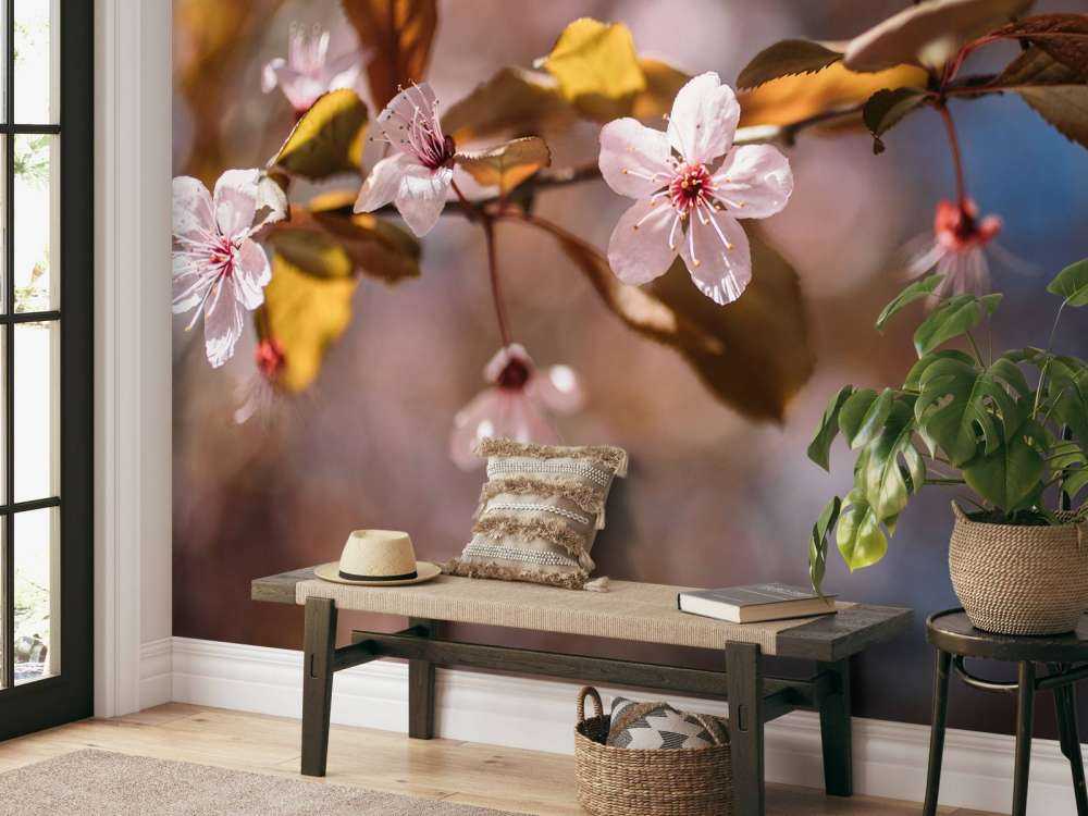 Fleurs roses et feuilles brunes