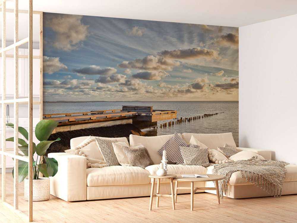 Jetée avec de beaux nuages