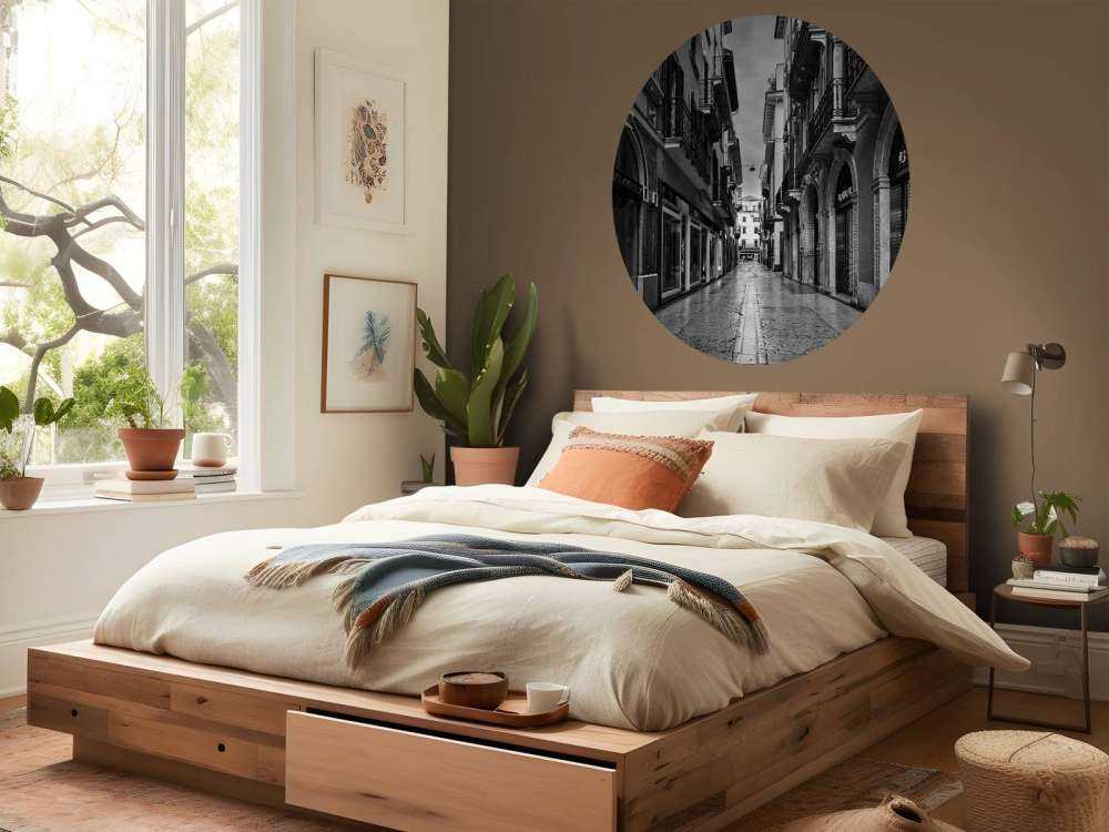 Rue commerçante en noir et blanc