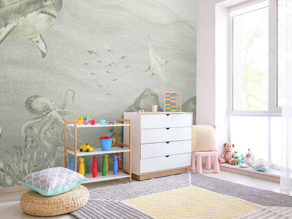 Monde sous-marin avec requins en vert d'eau