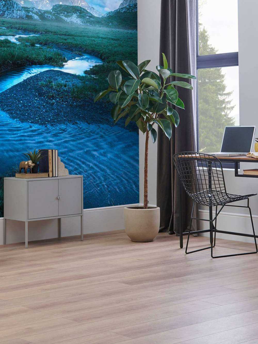 Ruisseau de montagne sous un ciel du soir bleu