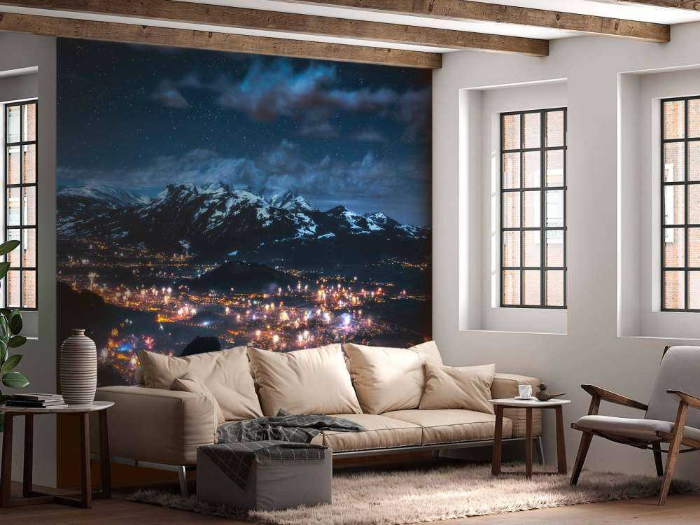 Lumière de feux d'artifice au-dessus du village alpin