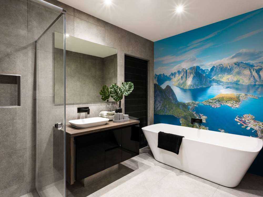 Village de montagne et fjord sous la lumière du soleil