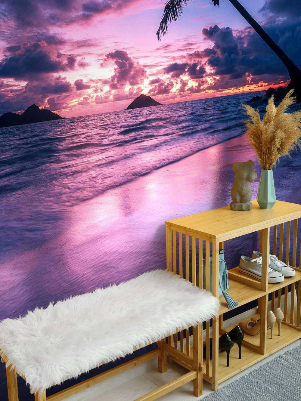 Plage de palmiers au coucher du soleil violet