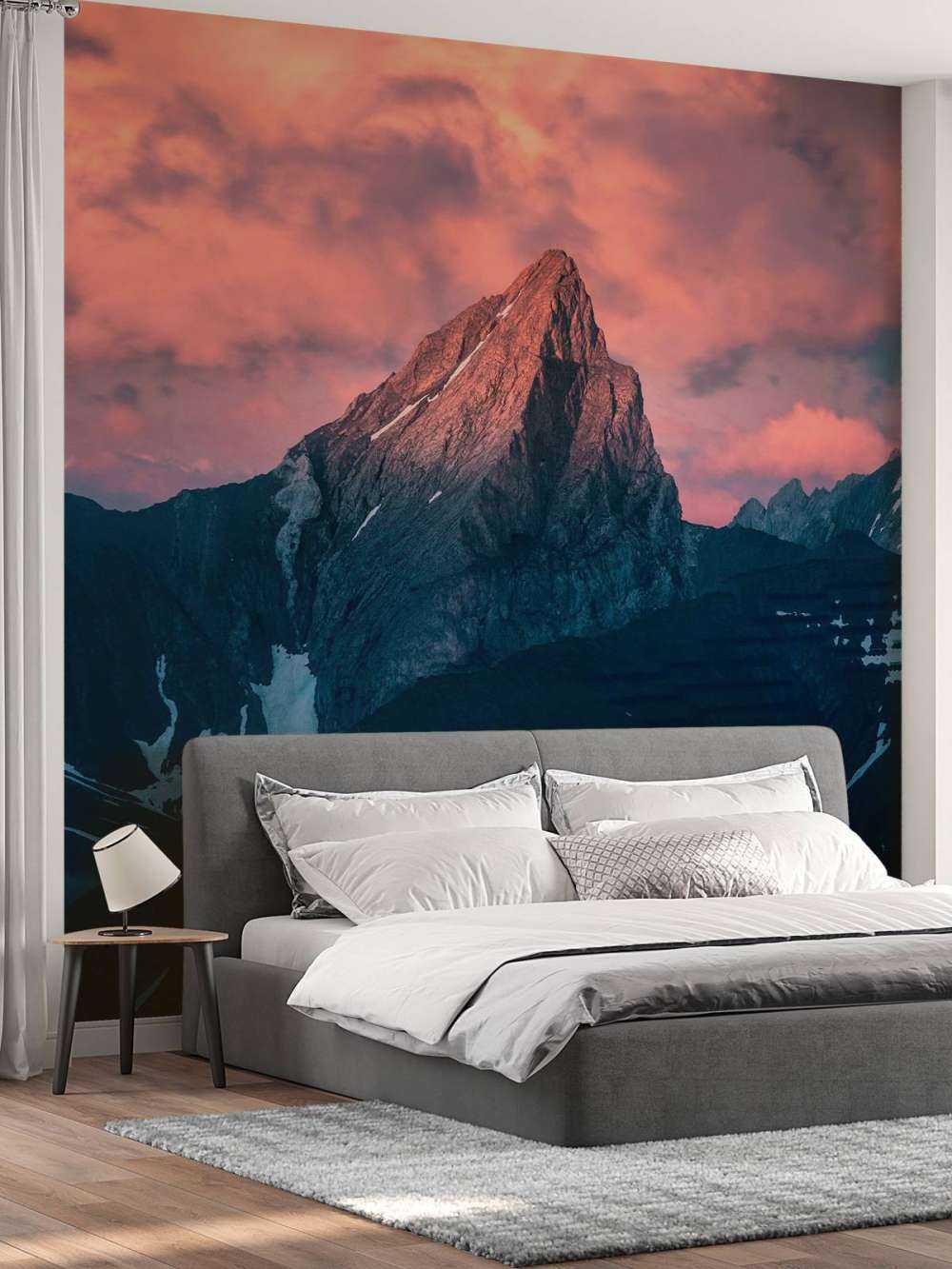 Cime de montagne dans la pénombre ardente