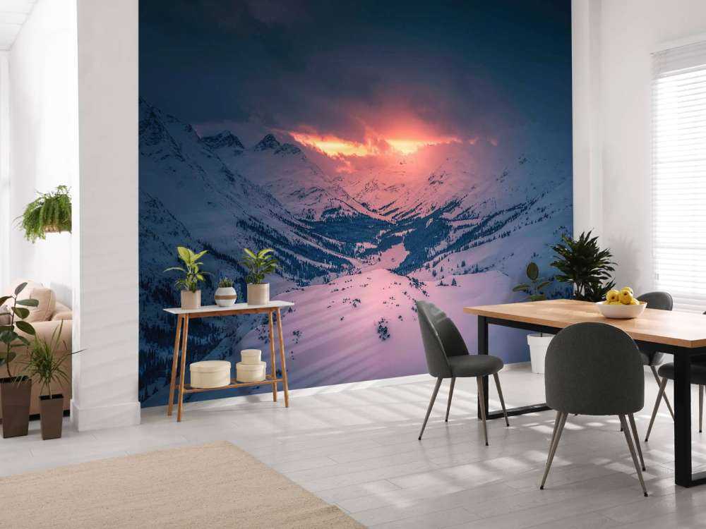 Crépuscule sur une vallée de montagne calme