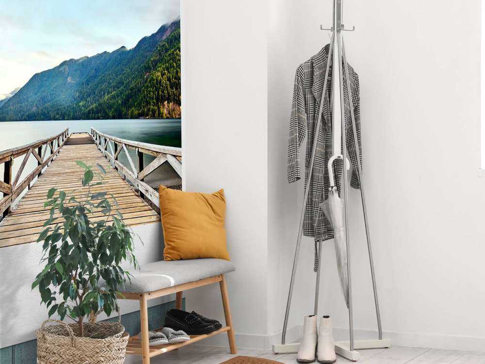 Quai en bois au bord d'un lac de montagne