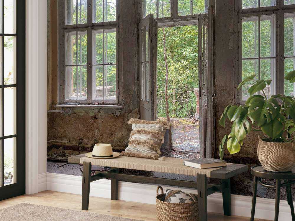 Chambre vieillie avec vue sur la forêt