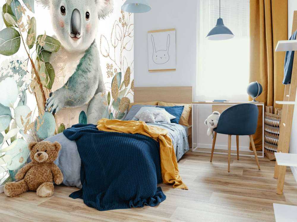 Koala mignon dans l'eucalyptus