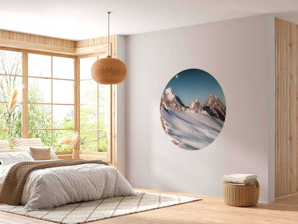 Lumière de lune sur les sommets enneigés des Alpes