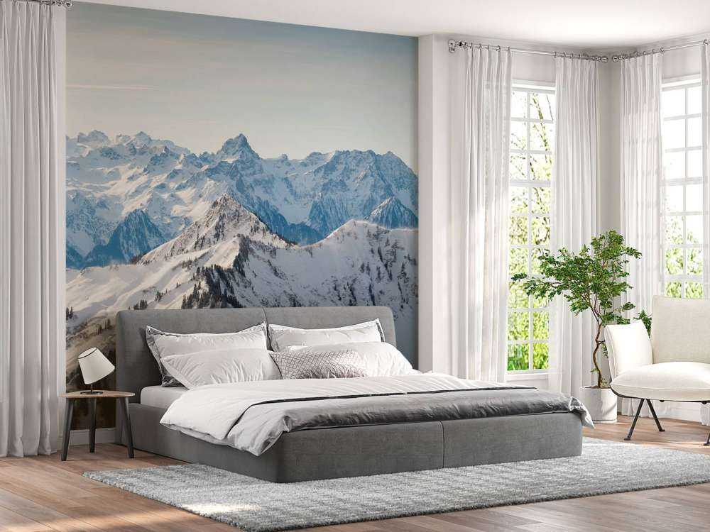 Chaîne de montagnes hivernales avec des crêtes de sapins enneigées