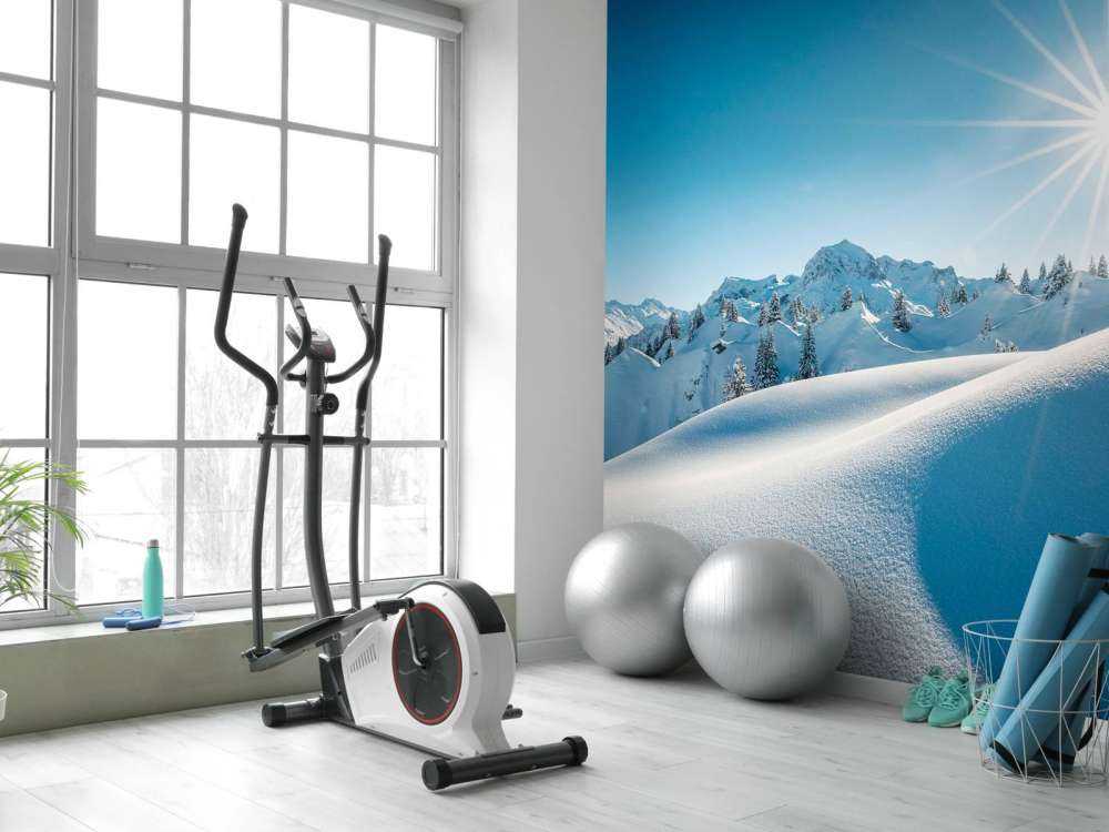 Lumière du soleil sur des collines enneigées scintillantes.