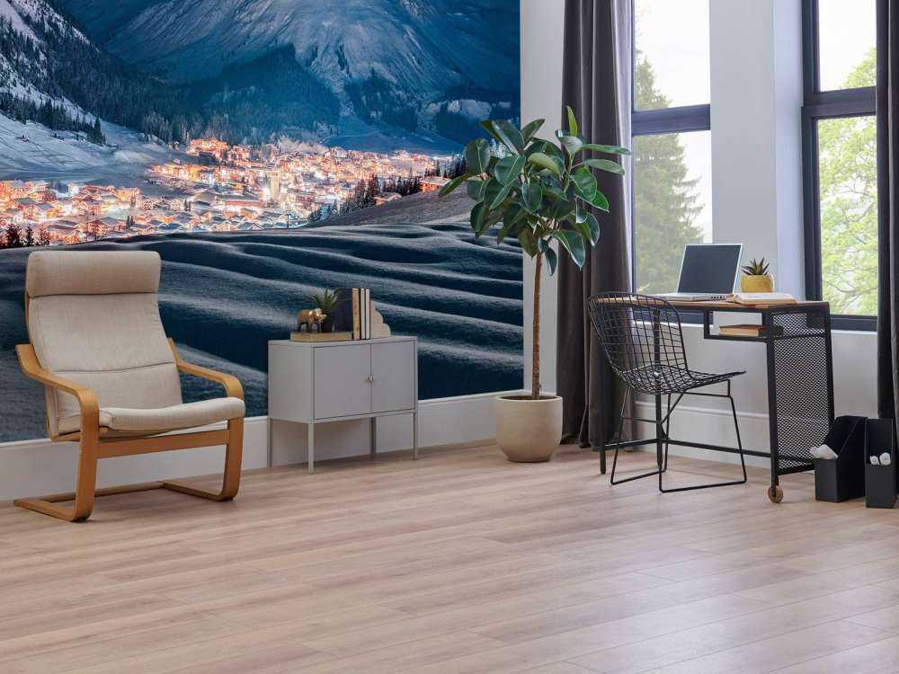 Village d'hiver sous la lumière de la lune dans une vallée alpine.