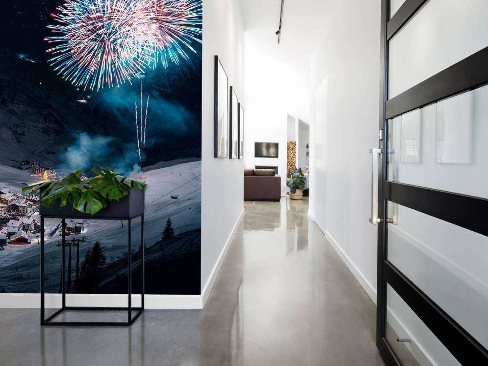 Feu d'artifice au-dessus d'un village de montagne en hiver