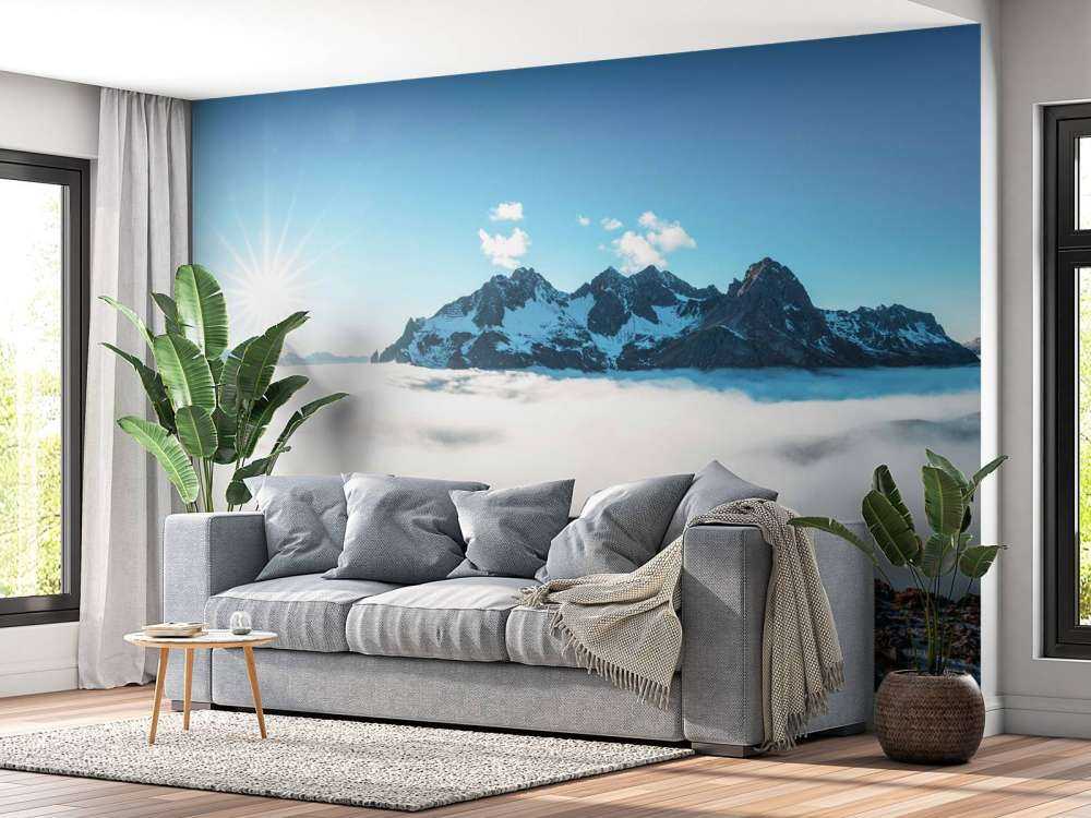 Vallée de montagne ensoleillée avec mer de nuages