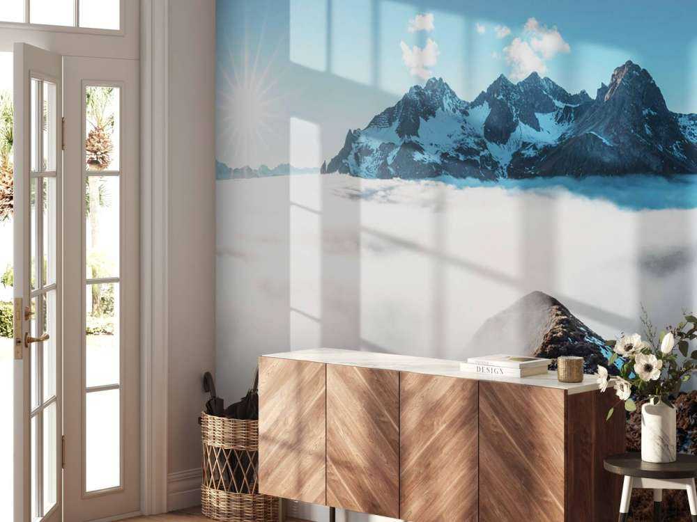 Vallée de montagne ensoleillée avec mer de nuages