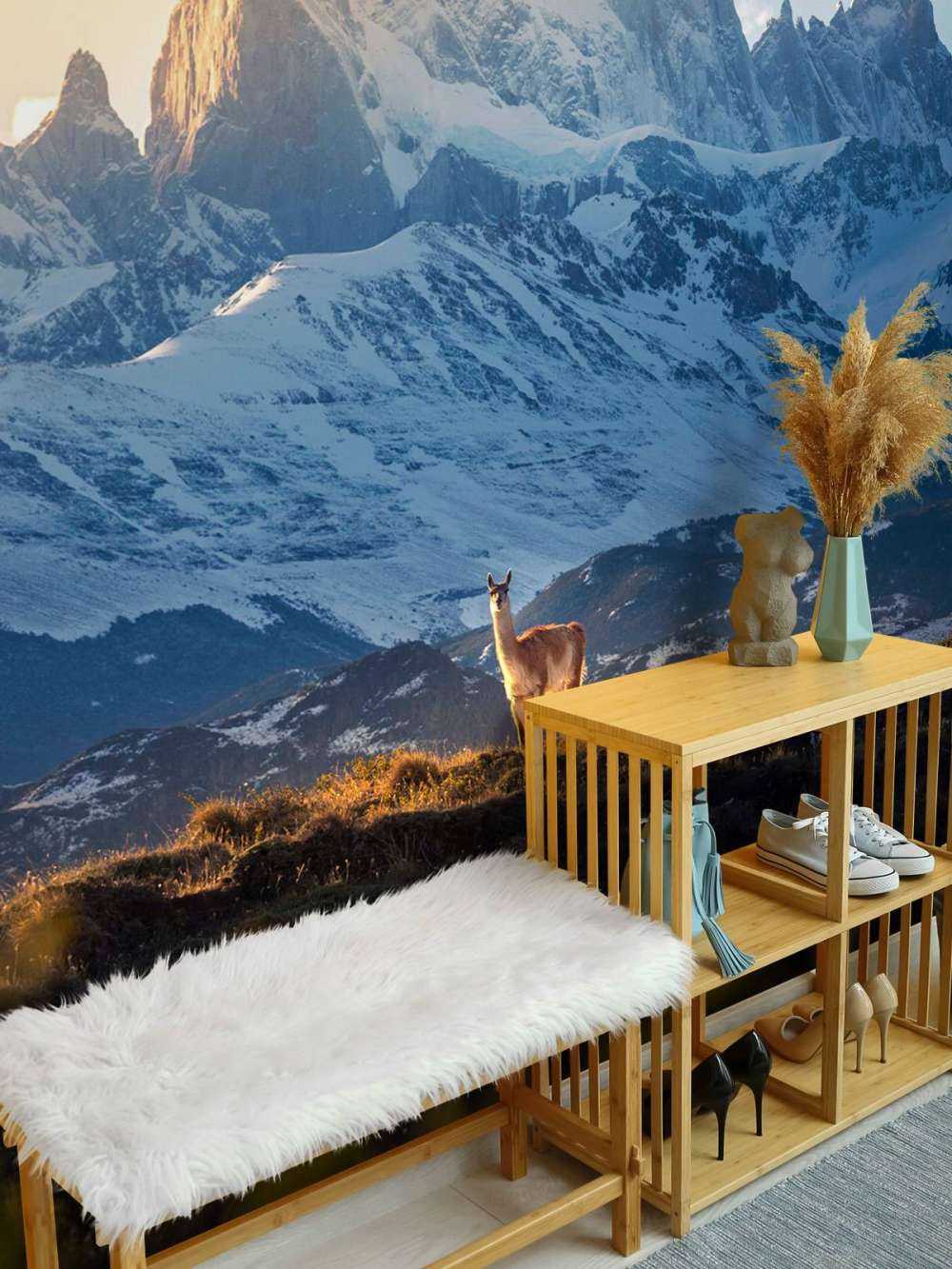 Guanaco devant les sommets enneigés de la Patagonie.