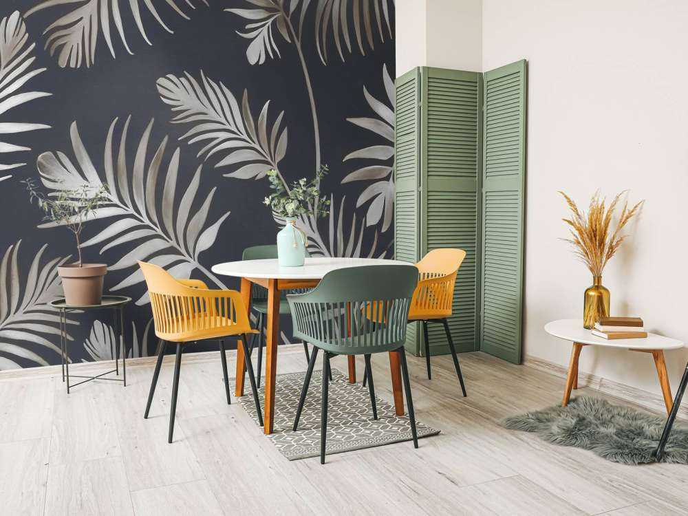 Feuilles dorées sur un violet très foncé