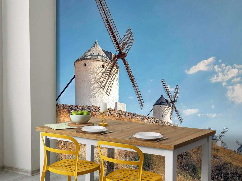 Colline d'été avec des moulins à vent blancs