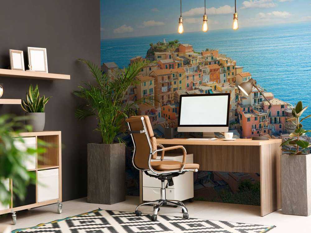 Côte pastel sous un ciel azur.