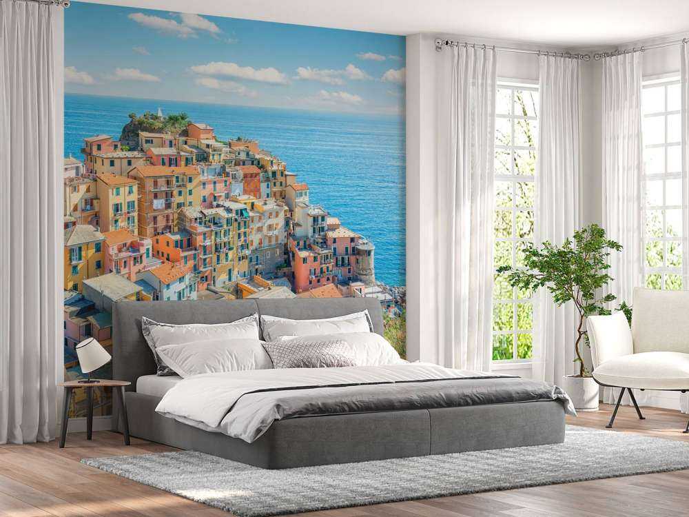 Côte pastel sous un ciel azur.