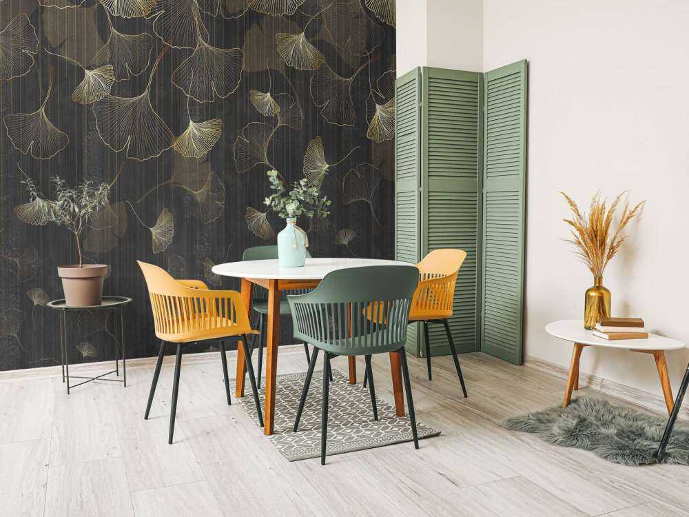 Feuilles de ginkgo dans une brume dorée