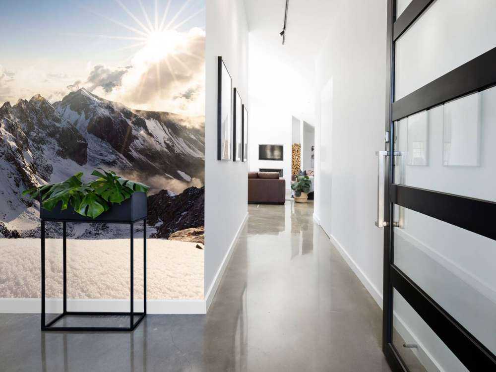 Lumière du soleil sur une crête enneigée