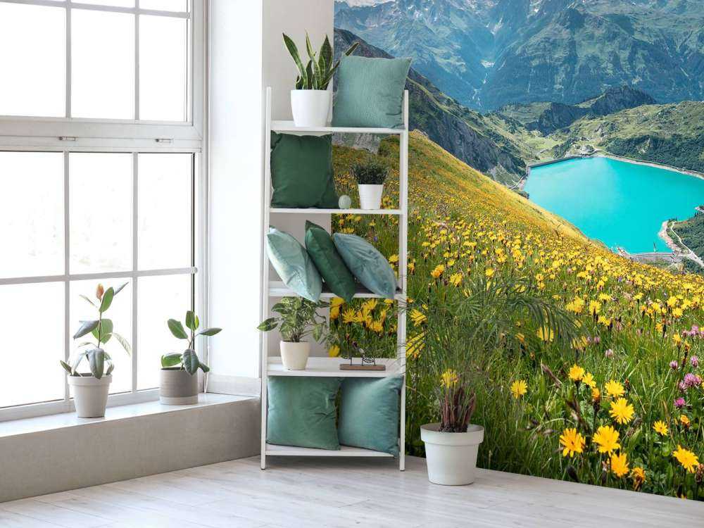 Champ de fleurs au-dessus d'un lac de montagne turquoise