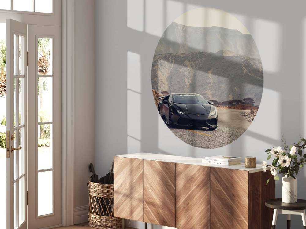 Supercar noire dans le désert