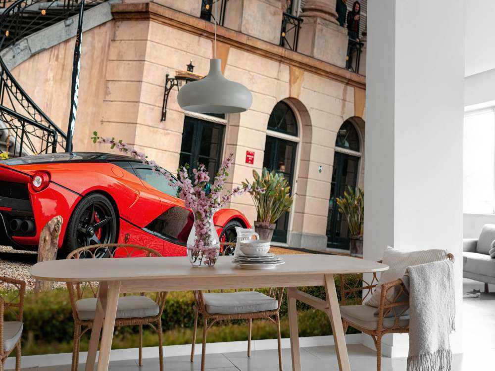 Ferrari laFerrari devant une villa de luxe