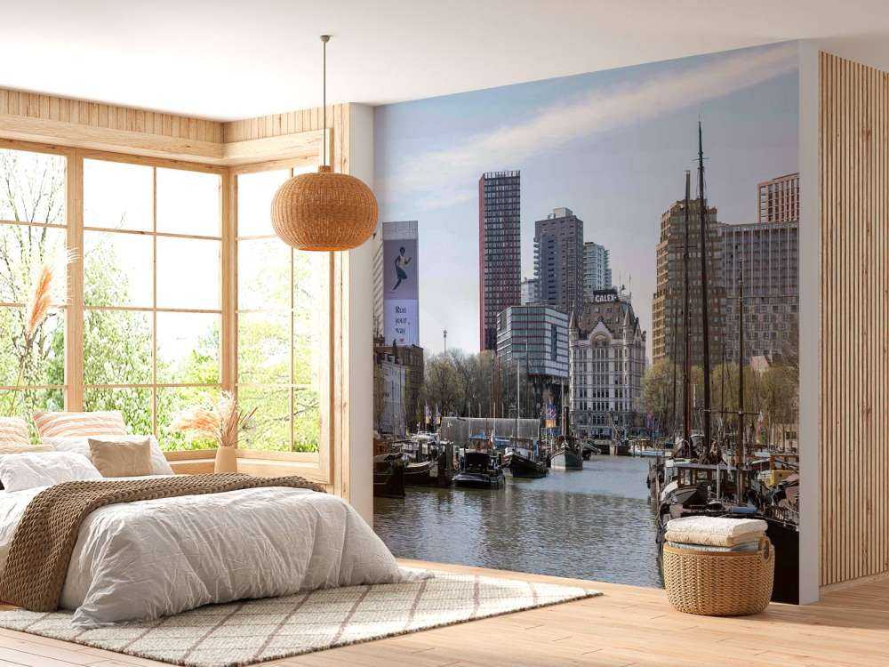 Navires historiques et la skyline moderne