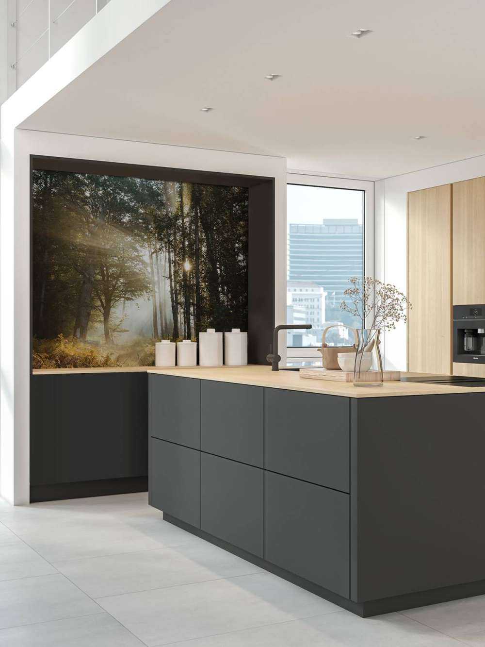 Lumière du matin éclatante à travers la forêt