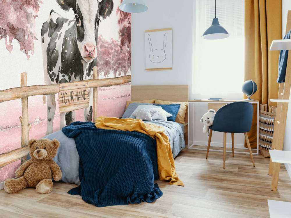 Jeune vache dans un pré rose