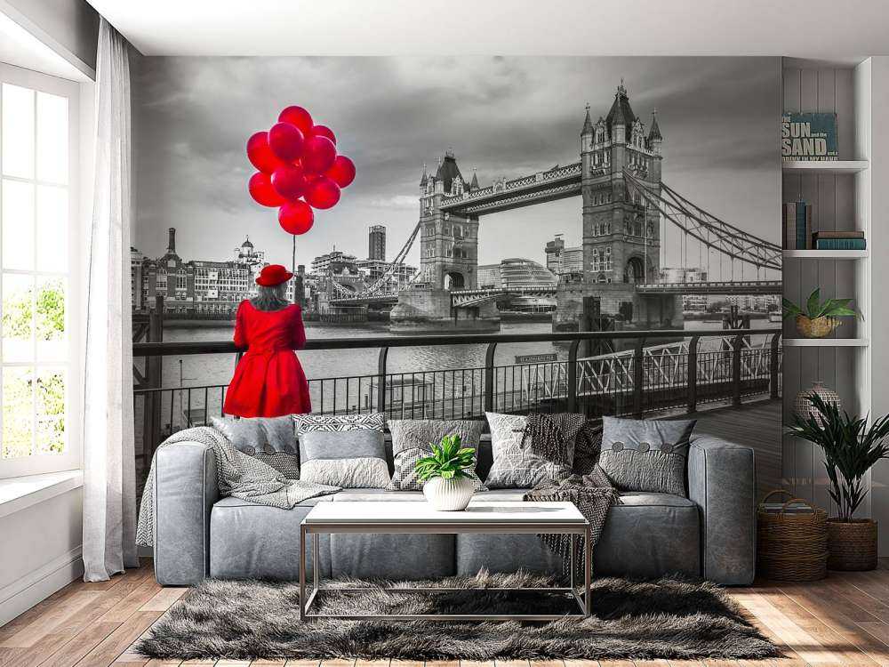 Femme sur le pont de la Tour