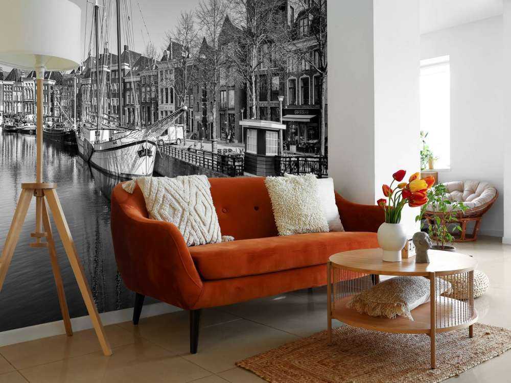 Navire historique situé sur la rivière A à Groningen En noir et blanc 