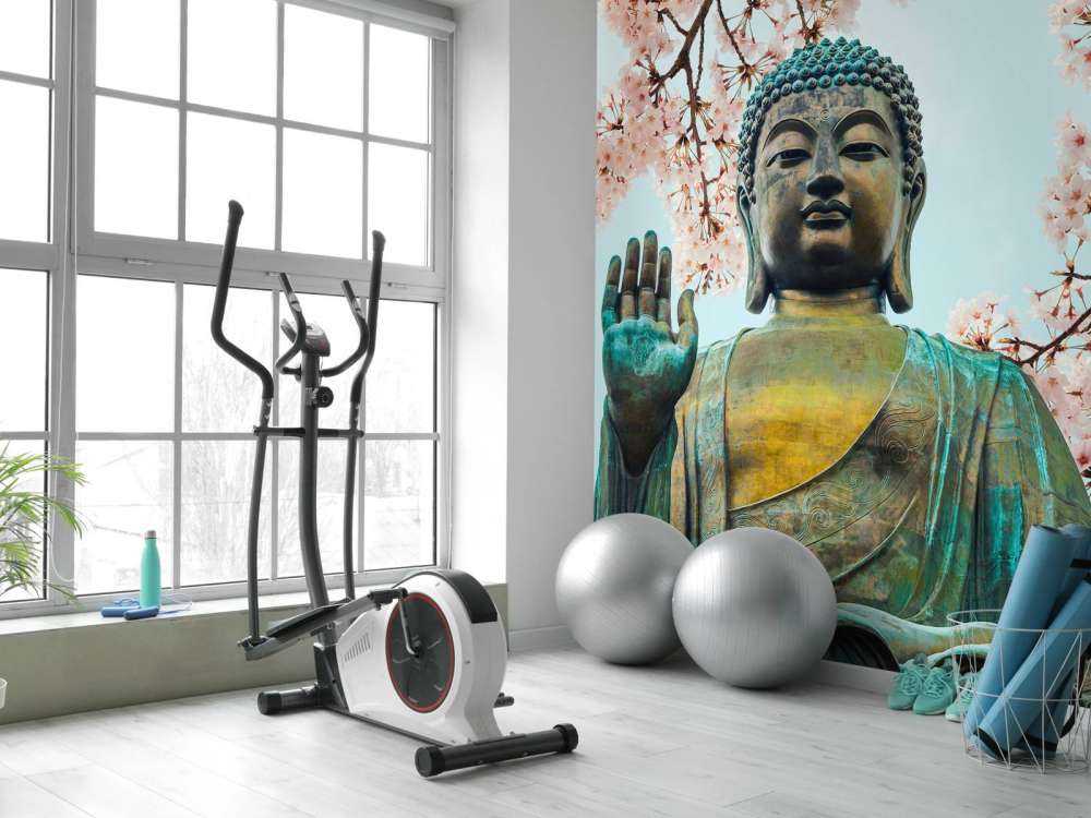 Bouddha entouré de fleurs de cerisier